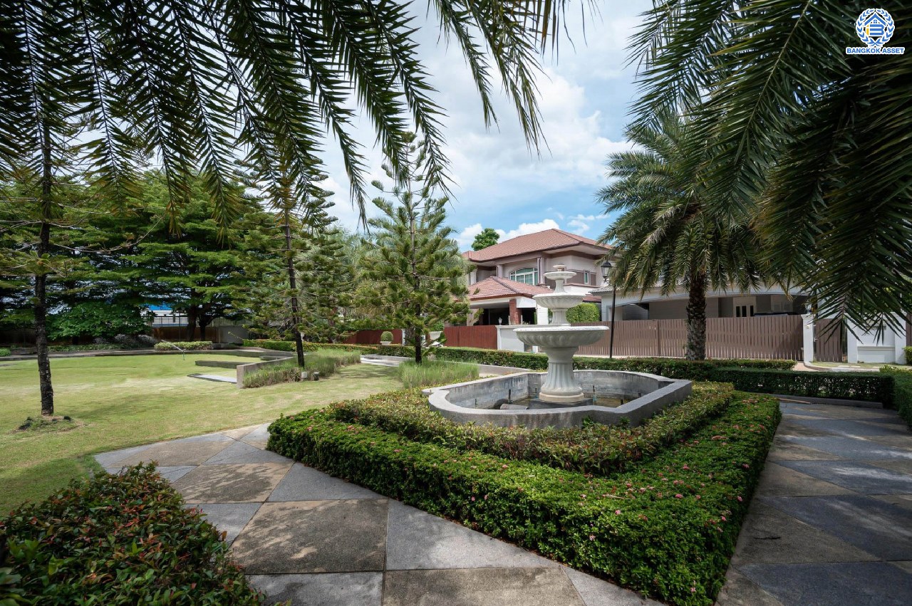 คฤหาสน์สุดหรู ดีไซน์สุด Luxury ติดถนนบรมราชชนนี โครงการ เดอะแกรนด์ ปิ่นเกล้า หลังมุม บนเนื้อที่ถึง 111.6 ตร.ว. ฟังก์ชัน 4 ห้องนอน 5 ห้องน้ำ 1 ห้องแม่บ้าน จอดรถได้ 2 คัน พร้อมบรรยากาศ Private บนทำเลเชื่อมต่อหลายเส้นทาง อาทิถนนบรมราชชนนี, ถนนพุทธมณฑลสาย3 ใกล้เซ็นทรัล ปิ่นเกล้า, ม.มหิดล และทางคู่ขนานลอยฟ้าบรมราชชนนี...